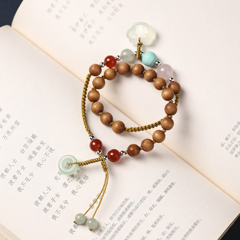 Bracelet double tour apaisant avec breloque en forme de boucle de paix et de bois de santal vert et calcédoine de Buddha Stones