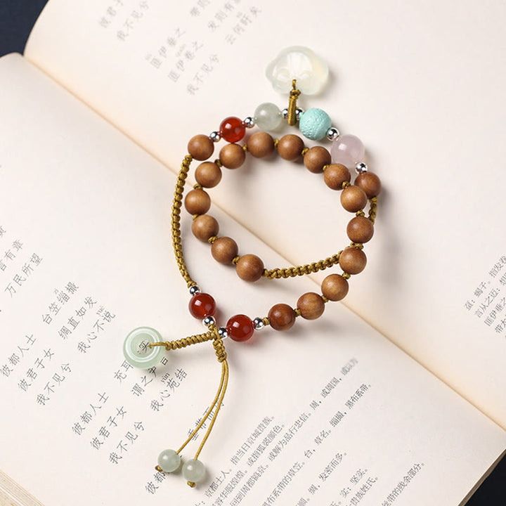 Bracelet double tour apaisant avec breloque en forme de boucle de paix et de bois de santal vert et calcédoine de Buddha Stones