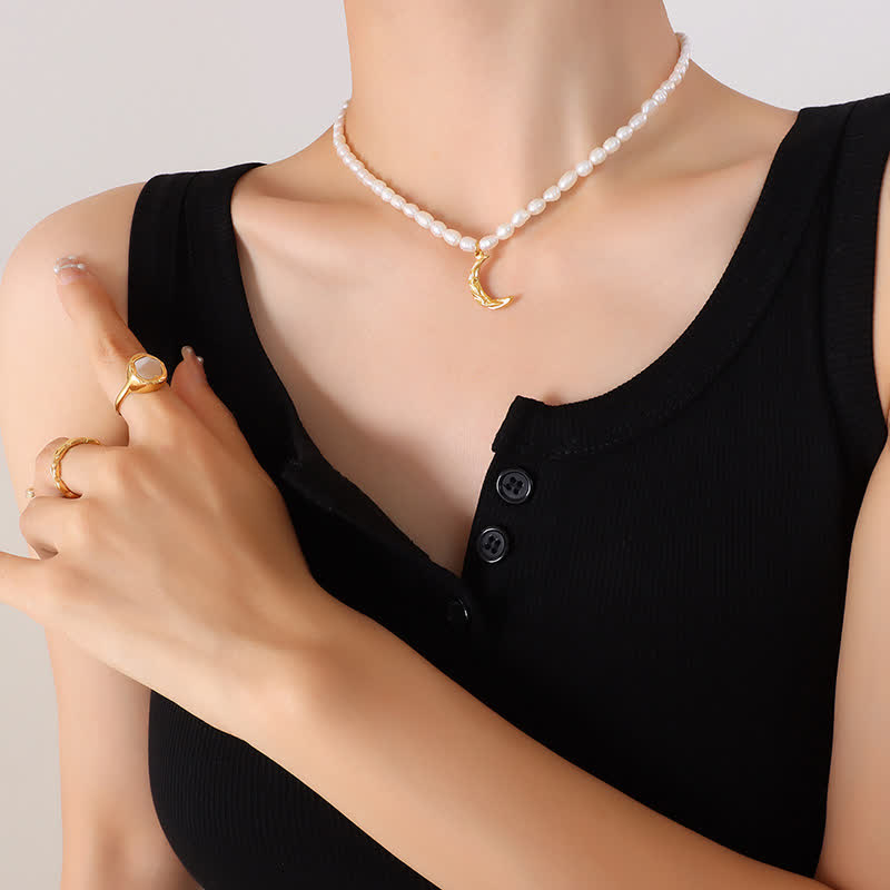 Collier avec pendentif en forme de croissant de lune et de perle