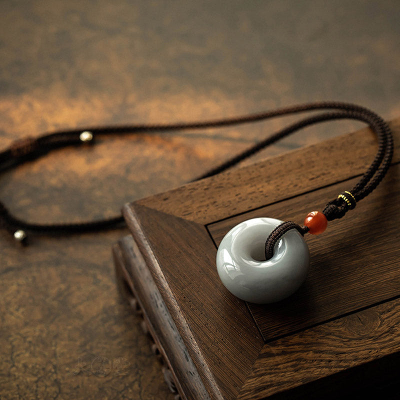 Collier pendentif porte-bonheur en jade gris rond naturel Buddha Stones