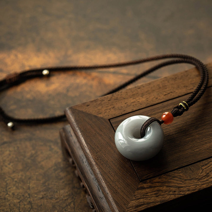 Collier pendentif porte-bonheur en jade gris rond naturel Buddha Stones