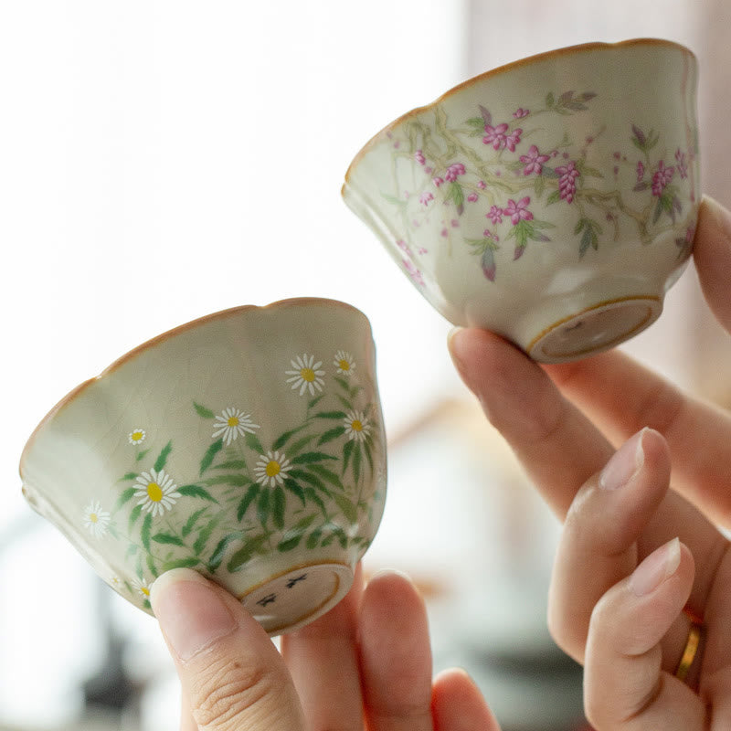 Tasse à thé en céramique avec Buddha Stones et fleurs de pêcher et marguerites
