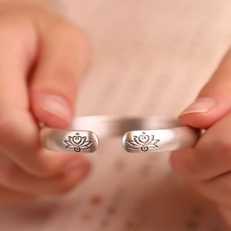 Bracelet porte-bonheur en cuivre blanc Buddha Stones et fleur de lotus et cœur Sutra