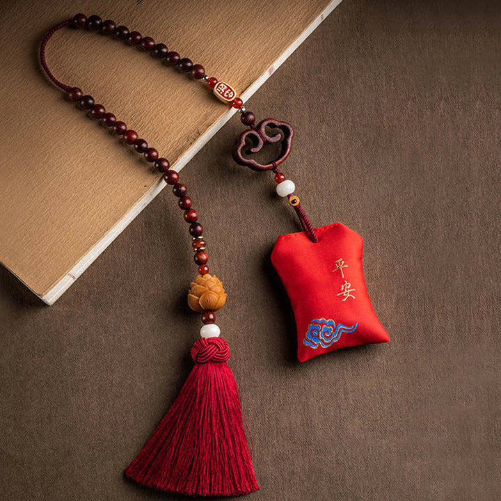 Buddha Stones tibétaines à petites feuilles de bois de santal rouge, lotus, cinabre, sachet de protection, pompon, décoration à suspendre pour voiture