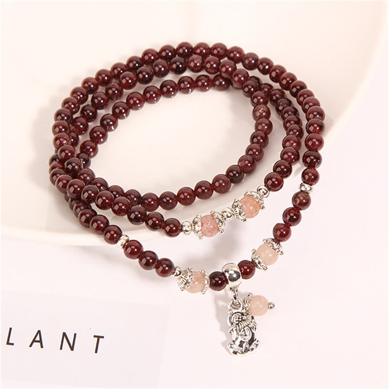 Bracelet triple tour de protection PiXiu en Buddha Stones, grenat naturel, quartz fraise et haricots verts