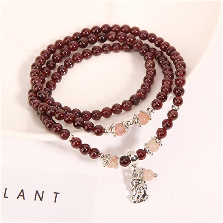 Bracelet triple tour de protection PiXiu en Buddha Stones, grenat naturel, quartz fraise et haricots verts