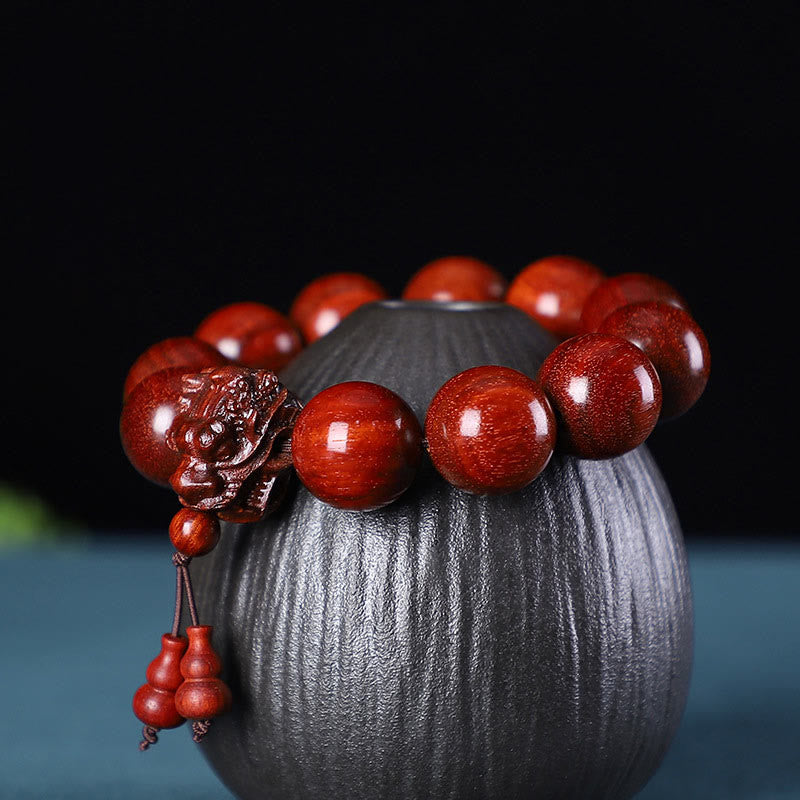 Bracelet de protection sculpté en forme de dragon en bois de santal vert et bois de rose avec petites feuilles de Buddha Stones
