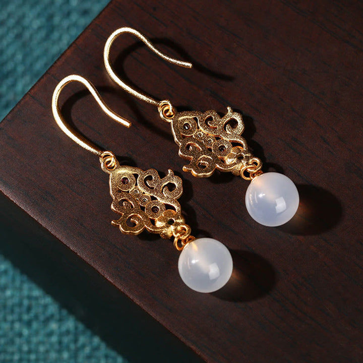 Boucles d'oreilles pendantes en calcédoine ronde plaquées or 24 carats de Buddha Stones
