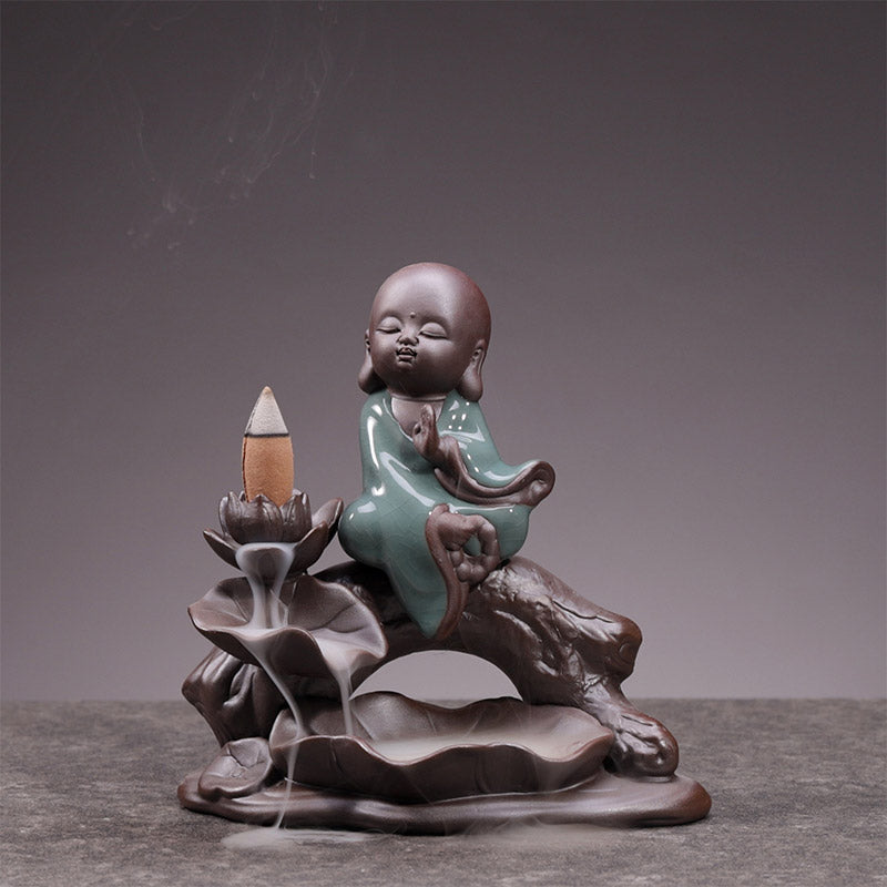 Brûleur d'encens en céramique avec bénédiction de lotus et petit moine en Buddha Stones