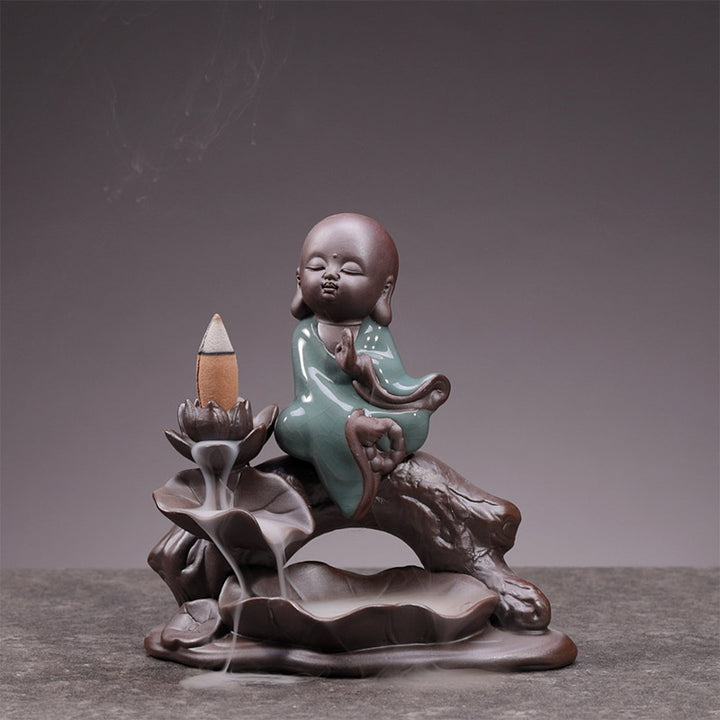 Brûleur d'encens en céramique avec bénédiction de lotus et petit moine en Buddha Stones