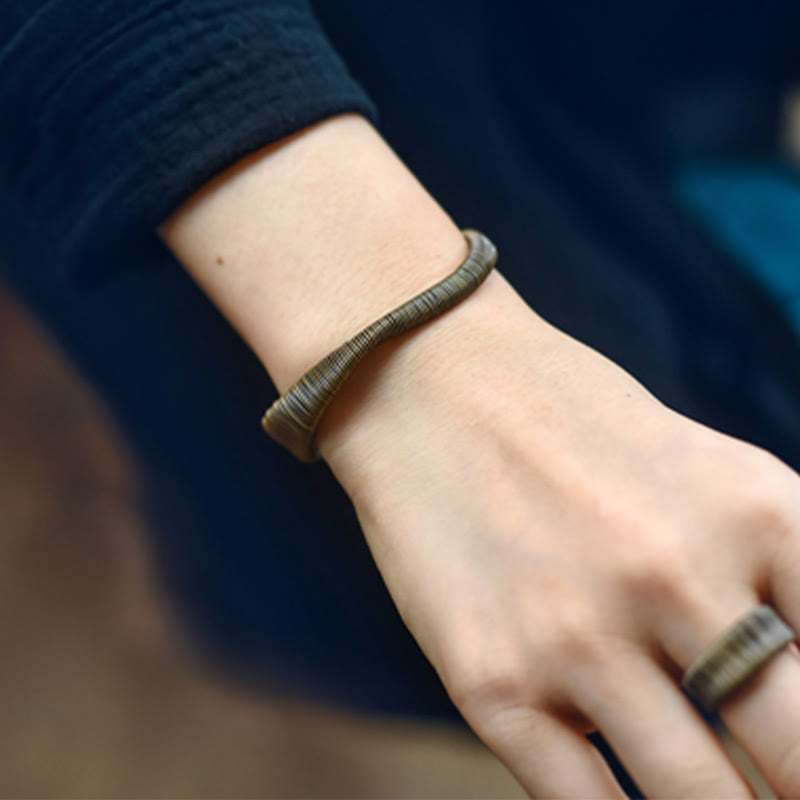 Bracelet manchette ajustable en laiton et cuivre, orné de Buddha Stones et au design simple, symbole de chance et de richesse. - image 11