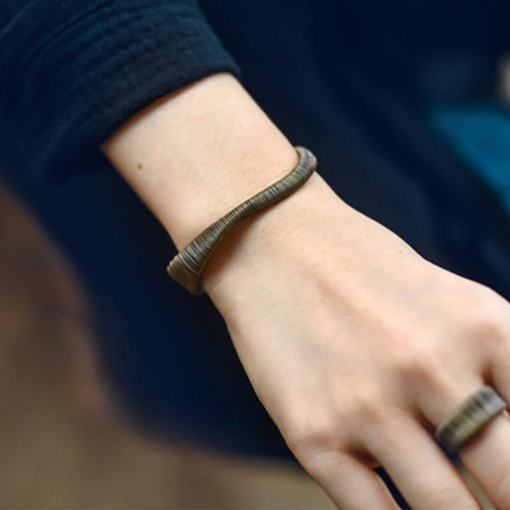 Bracelet manchette ajustable en laiton et cuivre, orné de Buddha Stones et au design simple, symbole de chance et de richesse. - image 11