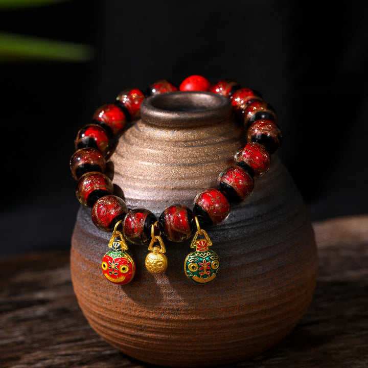 Bracelet de perles de cinabre colorées représentant une famille de bêtes avaleuses d'or