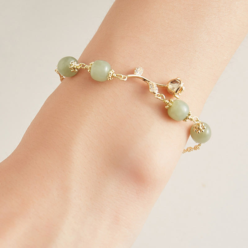 Bracelet porte-bonheur en jade Hetian plaqué or 14 carats avec Buddha Stones et fleur de rose dorée