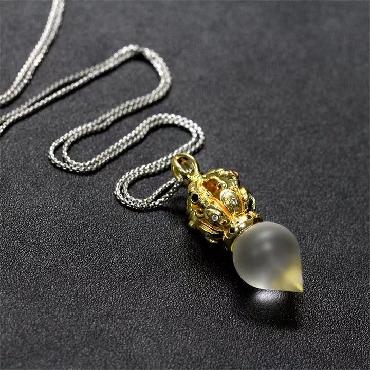 Collier pendentif en cristal de force Lotus Liuli à 4 griffes avec Buddha Stones tibétaines Dorje Vajra