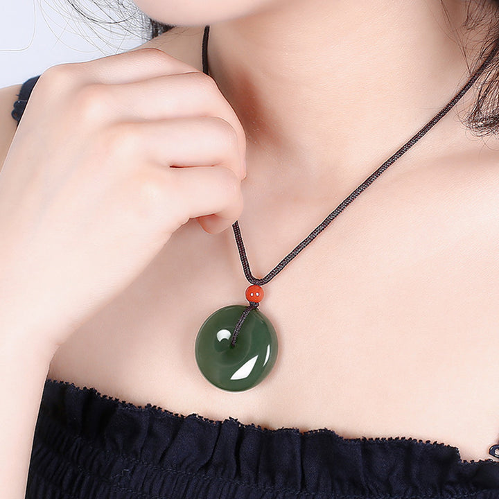 Collier avec pendentif en jade rond naturel et Buddha Stones, boucle de paix et de prospérité