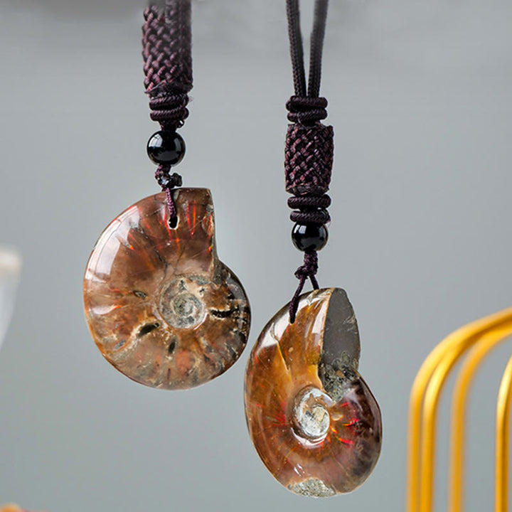 Collier pendentif de guérison et de méditation en Buddha Stones avec motif d'escargot fossile d'ammonite naturelle