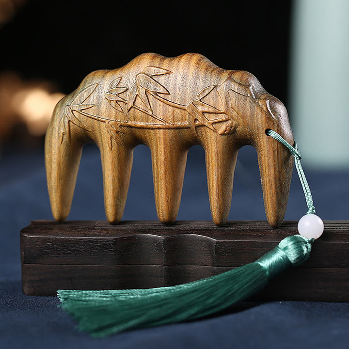 Peigne à pompon apaisant gravé en bois de santal vert et fleurs de prunier, lotus, poisson koï