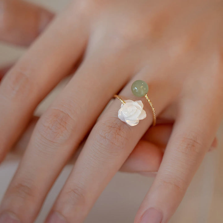 Bague de bénédiction en Buddha Stones de Tridacna plaquée or 14 carats avec fleur de rose et perle de jade