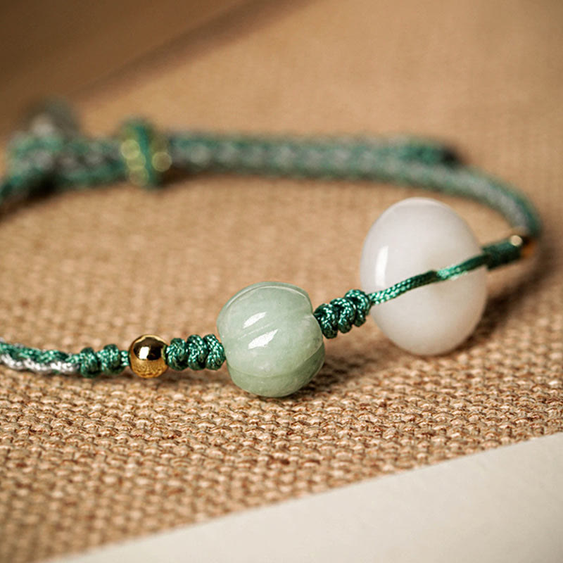Bracelet tressé en jade blanc avec boucle de paix et perles citrouilles et Buddha Stones