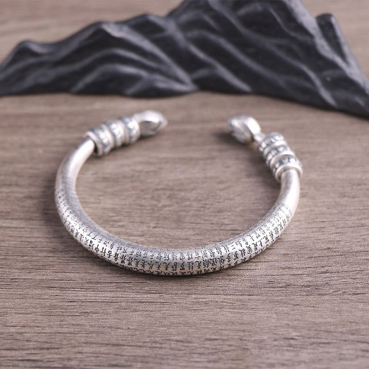 Bracelet jonc en argent sterling 999 Buddha Stones et cœur gravé Om Mani Padme Hum