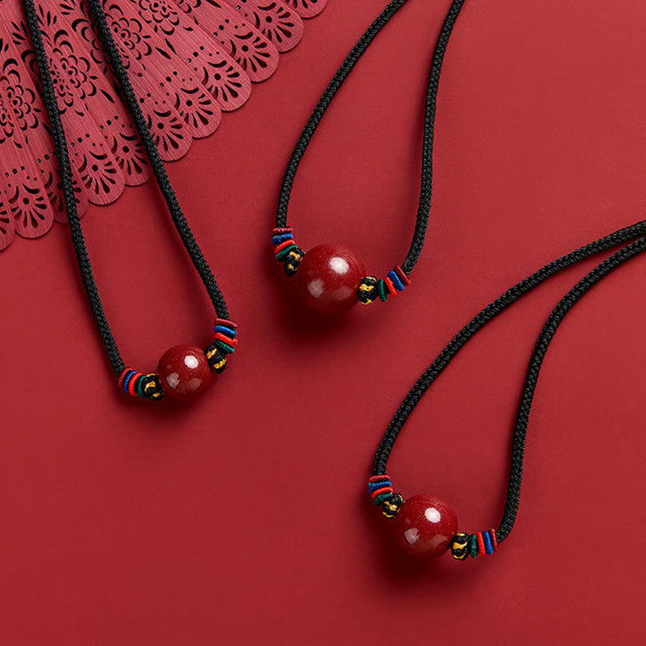 Collier avec pendentif en perles de cinabre et Buddha Stones