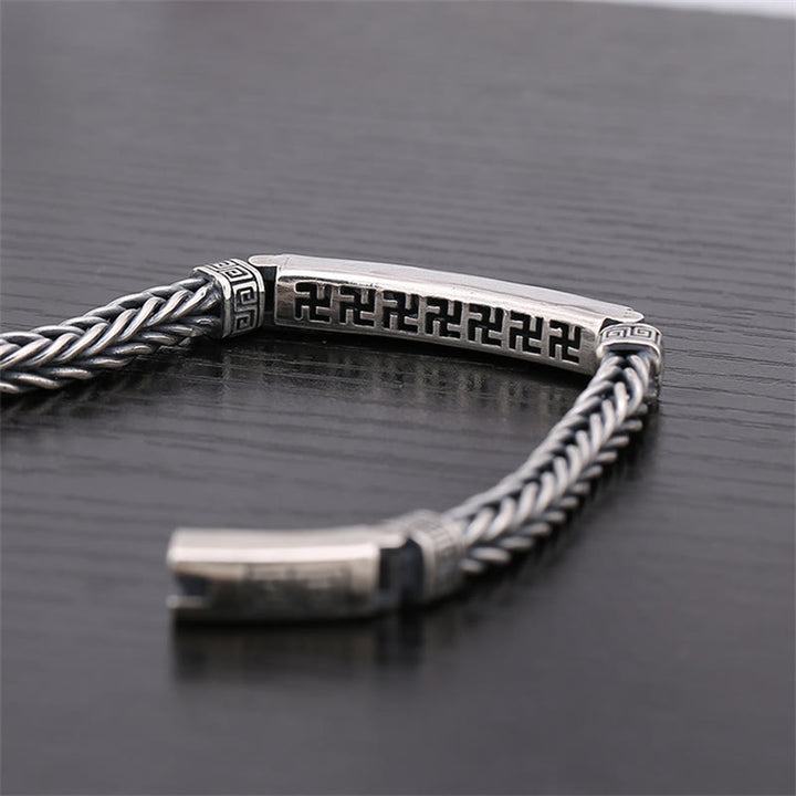 Bracelet porte-bonheur gravé avec motif svastika