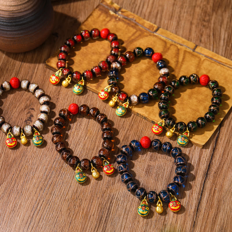 Bracelet de perles de cinabre colorées représentant une famille de bêtes avaleuses d'or