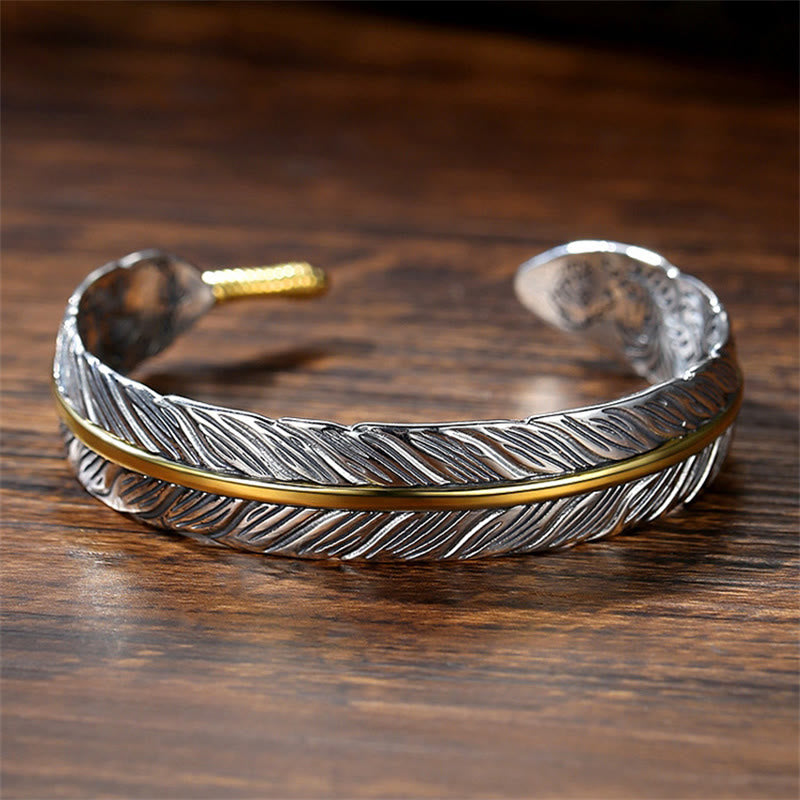 Bracelet manchette sculpté en Buddha Stones avec motif de plumes pour la chance et la richesse