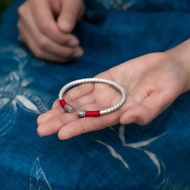 Bracelet en corde rouge porte-bonheur Buddha Stones tibétaines Om Mani Padme Hum