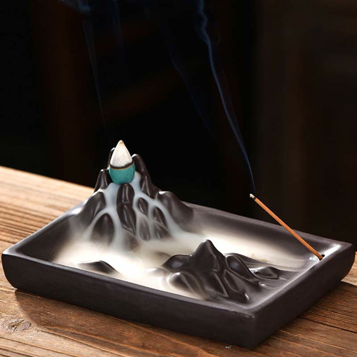Brûleur d'encens à refoulement en céramique avec bénédiction de l'eau qui coule des montagnes