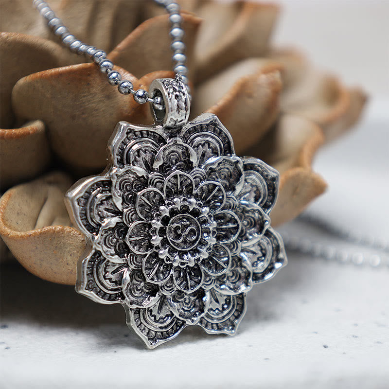 Collier pendentif tibétain avec bénédiction du lotus et Buddha Stones