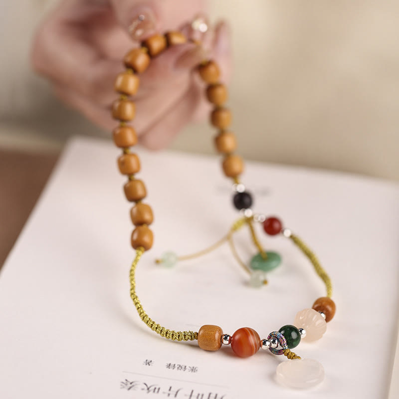 Bracelet double tour apaisant avec breloque en forme de boucle de paix et de bois de santal vert et calcédoine de Buddha Stones