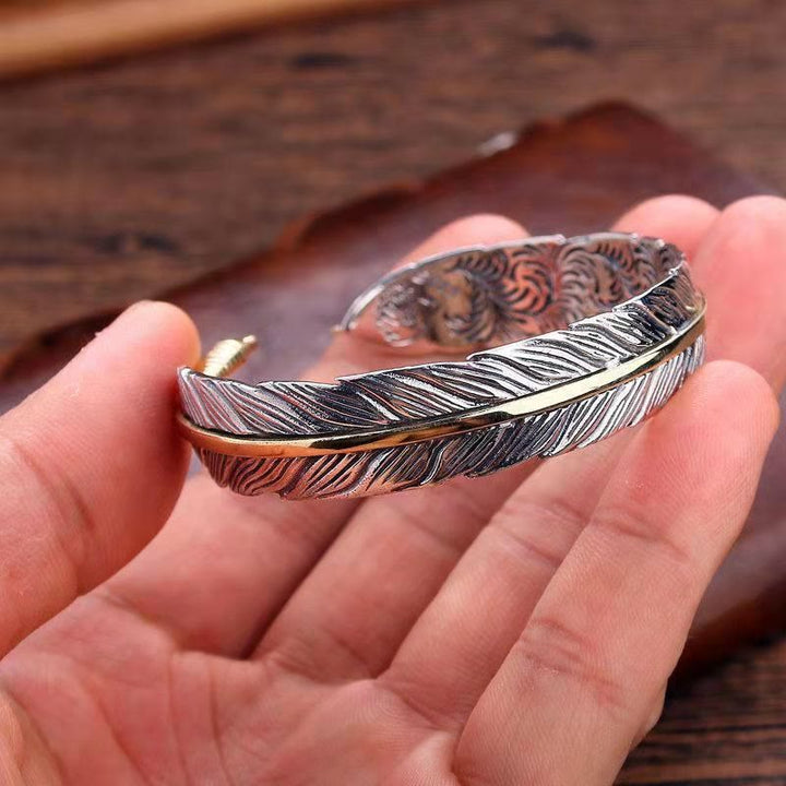 Bracelet manchette sculpté en Buddha Stones avec motif de plumes pour la chance et la richesse