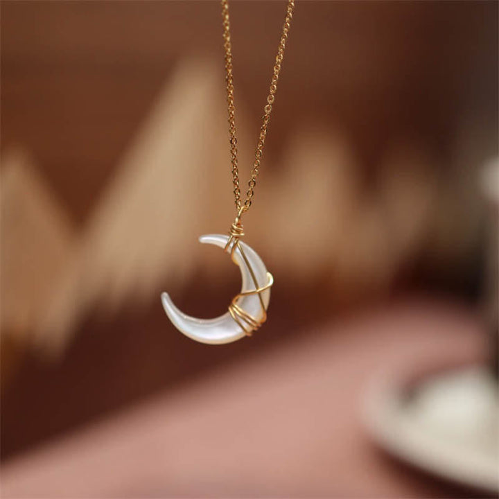 Collier pendentif en forme de croissant de lune en pierre naturelle de Tridacna de Buddha Stones