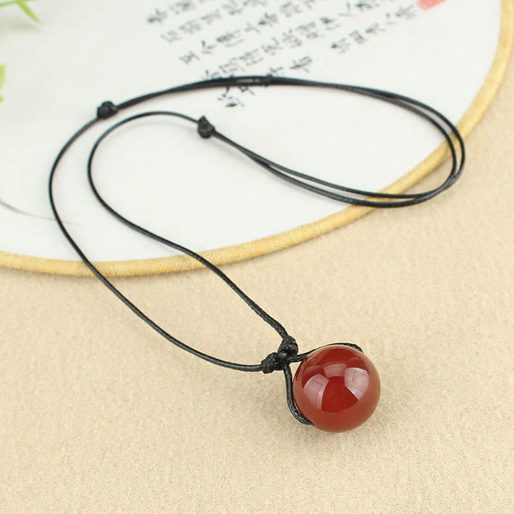 Collier avec pendentif en cuir et perles d'agate rouge de Buddha Stones