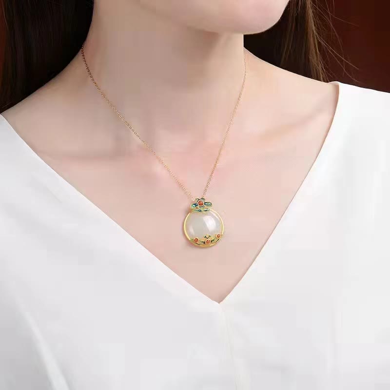 Collier pendentif porte-bonheur en jade blanc et agate rouge