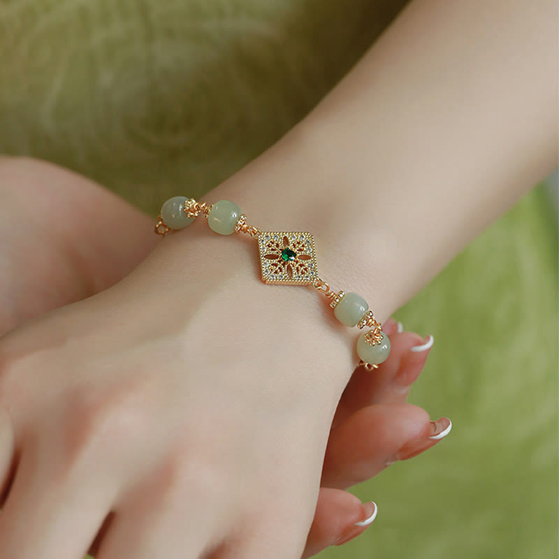 Bracelet porte-bonheur en perles de jade Hetian naturelles de Buddha Stones à motif carré