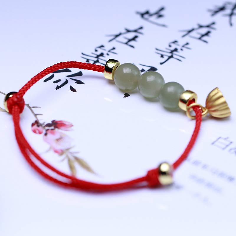 Bracelet tissé en fil rouge avec des Buddha Stones et des graines de lotus en jade naturel
