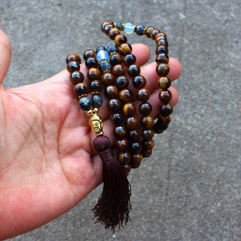 Collier avec pendentif en perles et pompon en œil de tigre tibétain Buddha Stones