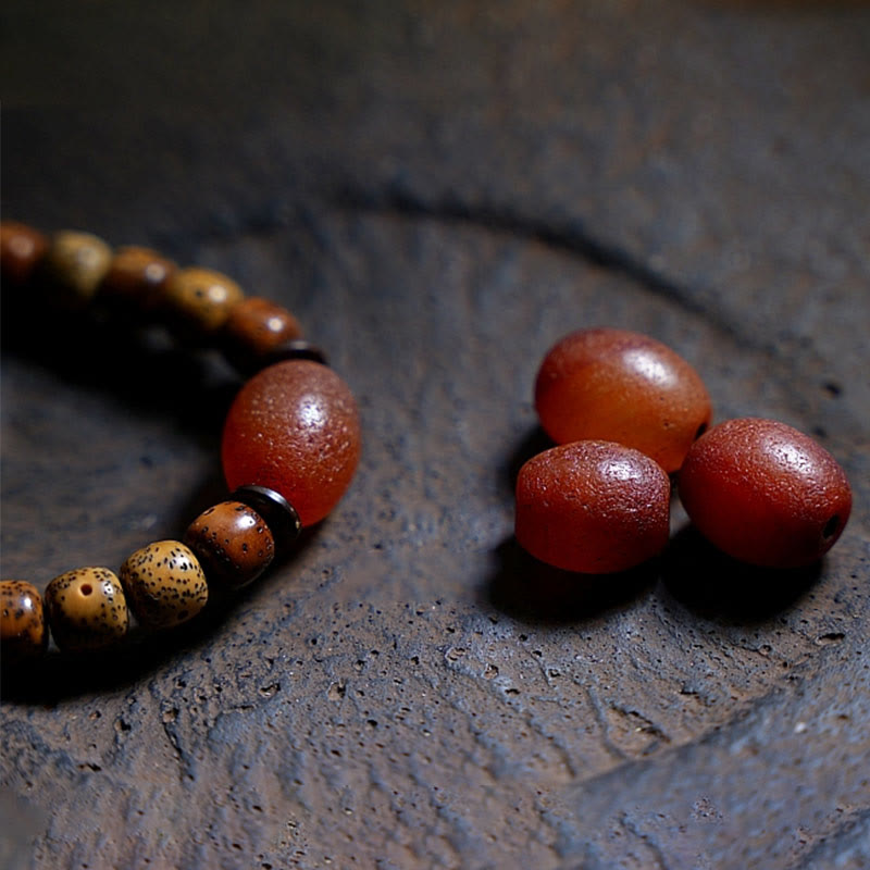 Bracelet triple tour en perles d'ambre et dzi tibétaines en Buddha Stones et graines de Bodhi, perles d'agate et de déesse de la richesse Zakiram