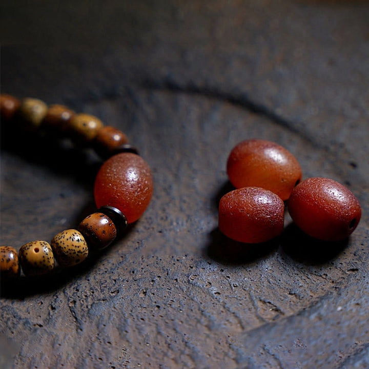 Bracelet triple tour en perles d'ambre et dzi tibétaines en Buddha Stones et graines de Bodhi, perles d'agate et de déesse de la richesse Zakiram