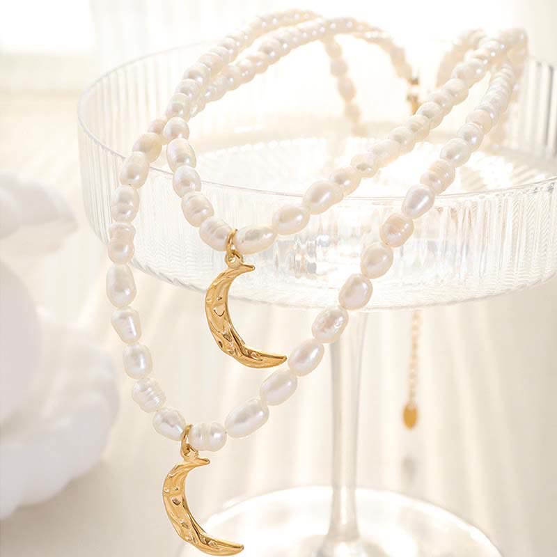 Collier avec pendentif en forme de croissant de lune et de perle