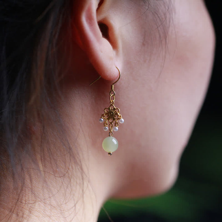 Boucles d'oreilles pendantes en plaqué or 14 carats avec motif de fleur de jade Hetian