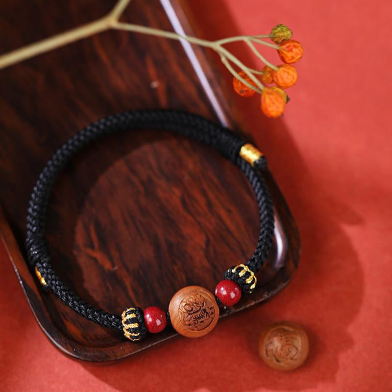 Bracelet de richesse en bois de pêche naturel Buddha Stones et caractère Fu du zodiaque chinois sculpté en cinabre