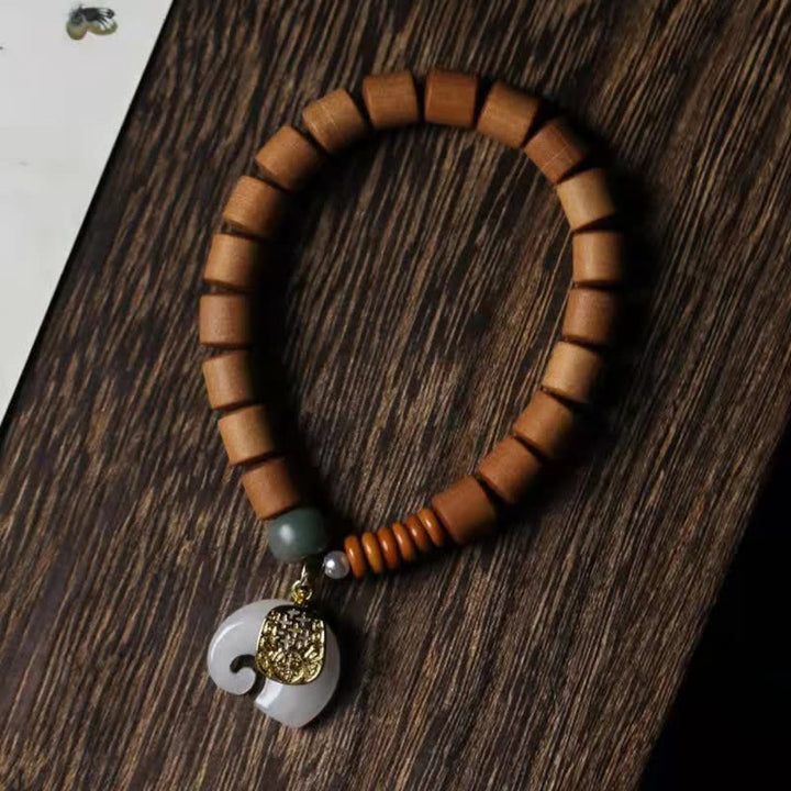 Bracelet de protection éléphant en jade et bois de santal
