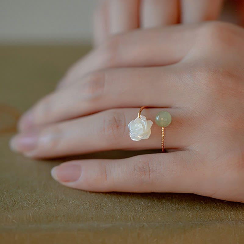 Bague de bénédiction en Buddha Stones de Tridacna plaquée or 14 carats avec fleur de rose et perle de jade