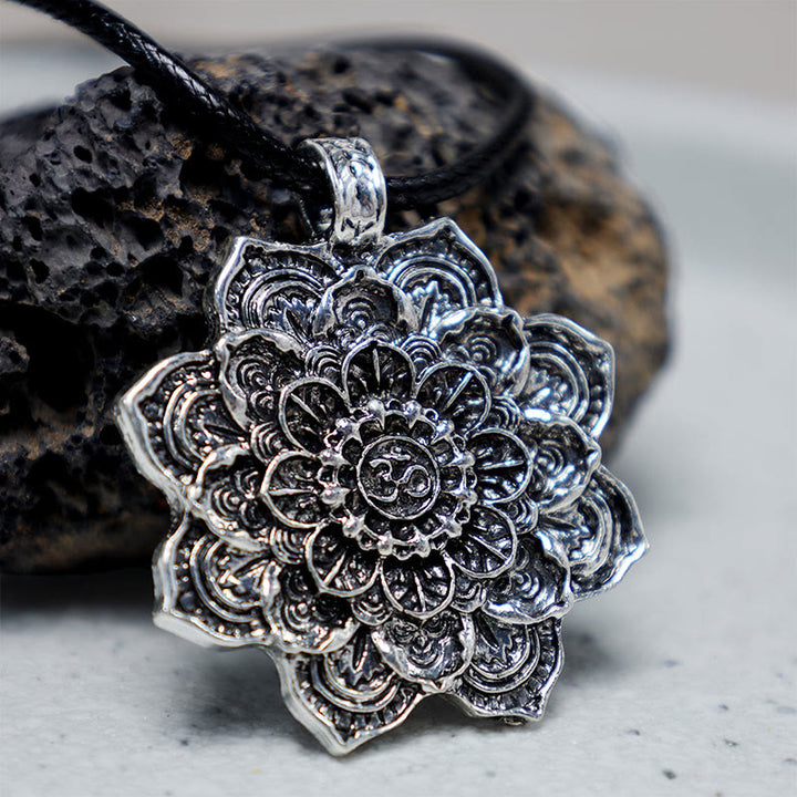 Collier pendentif tibétain avec bénédiction du lotus et Buddha Stones