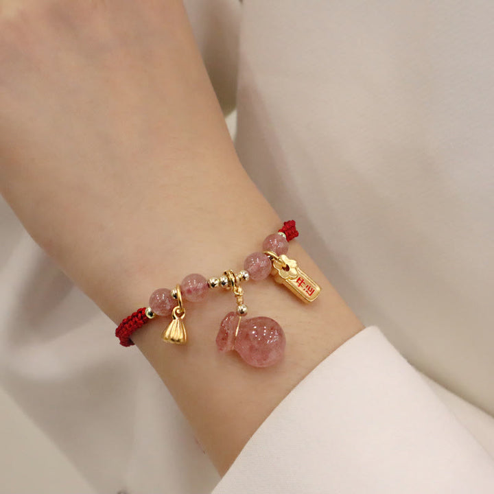 Bracelet tressé en fil rouge avec breloque de guérison en quartz fraise naturel et Buddha Stones