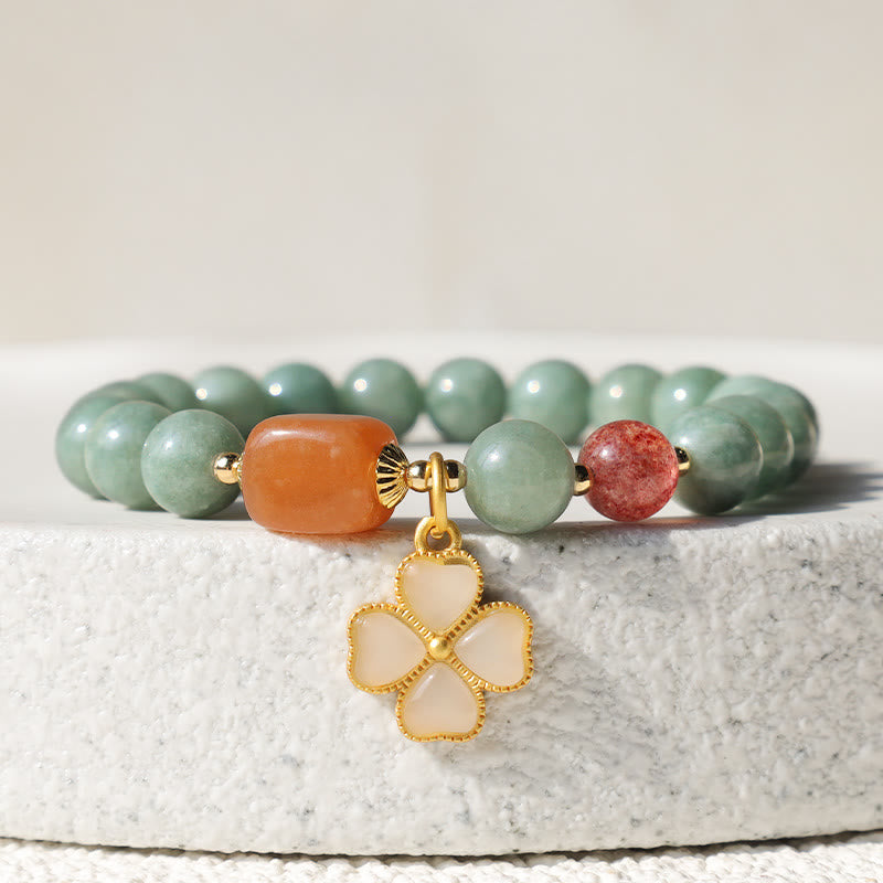 Bracelet de prospérité avec breloque en trèfle à quatre feuilles en jade et Buddha Stones
